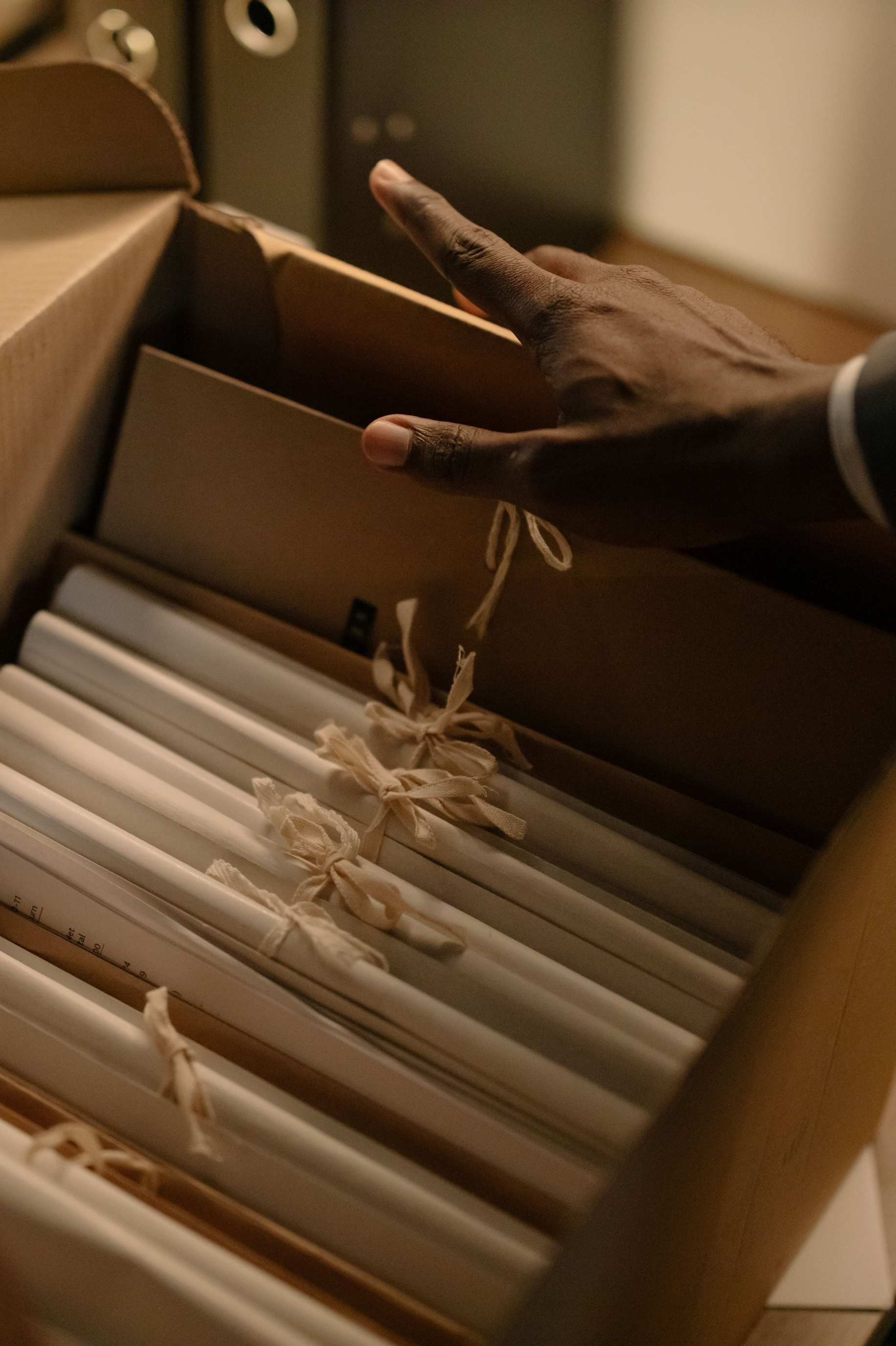 Ordner und Ablage in einem Regal, filing documents storage